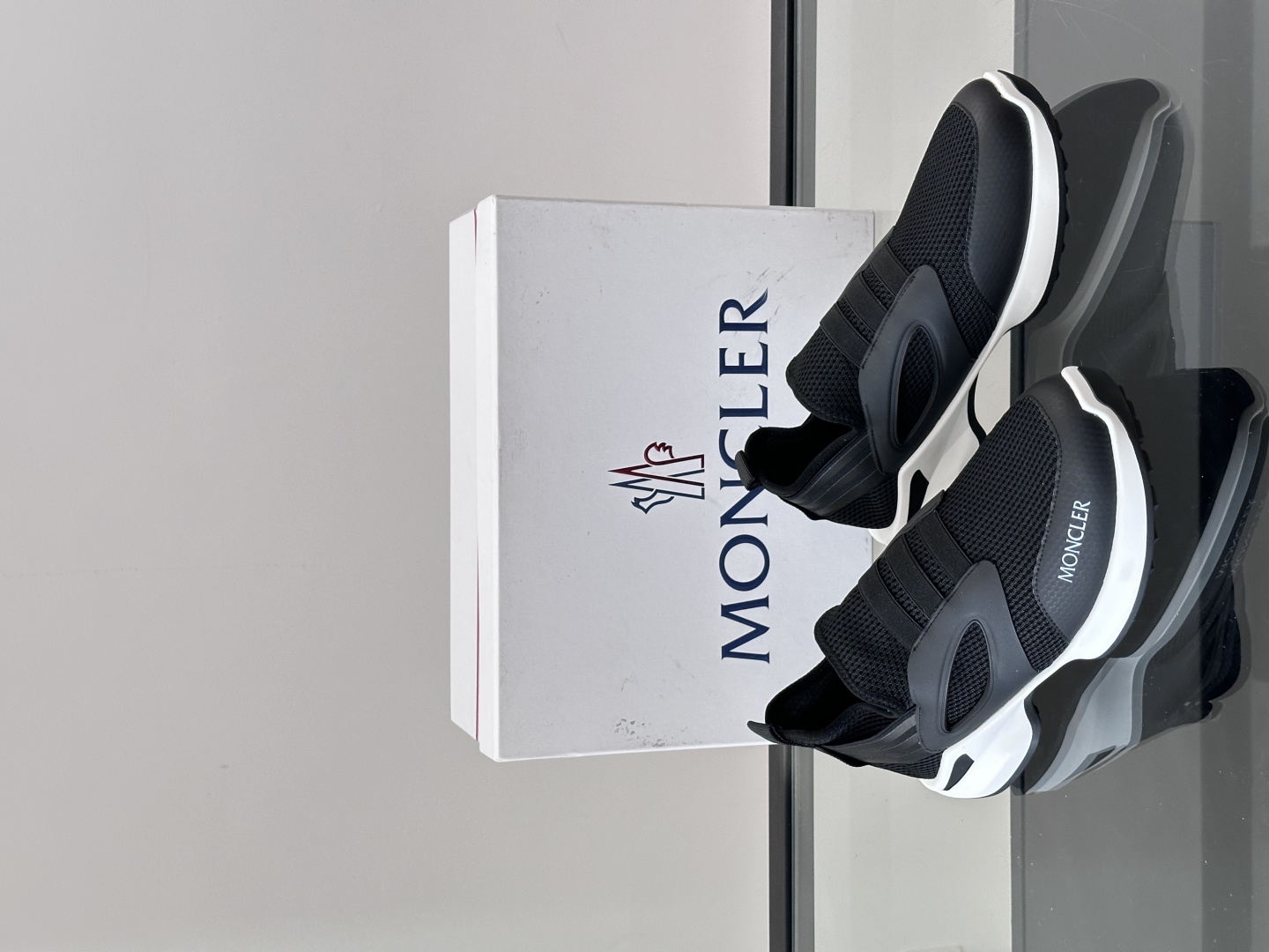 Moncler/蒙口男士休闲运动鞋，具有舒适防滑性能，采用一体成型进口飞织科技面料制成，兼备创新、功能性