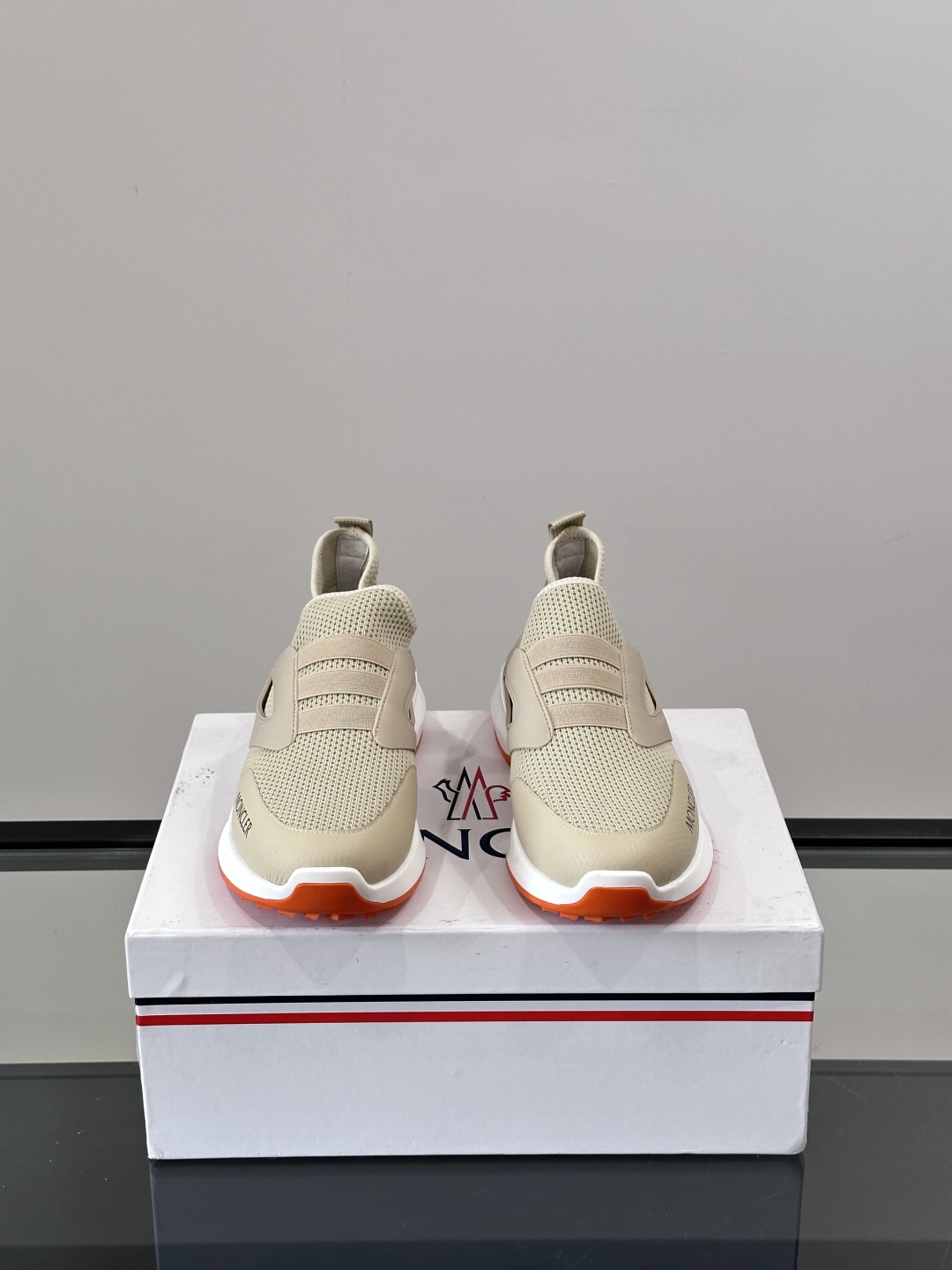 Moncler/蒙口男士休闲运动鞋，具有舒适防滑性能，采用一体成型进口飞织科技面料制成，兼备创新、功能性