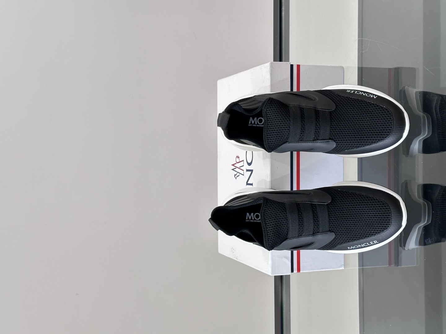 Moncler/蒙口男士休闲运动鞋，具有舒适防滑性能，采用一体成型进口飞织科技面料制成，兼备创新、功能性