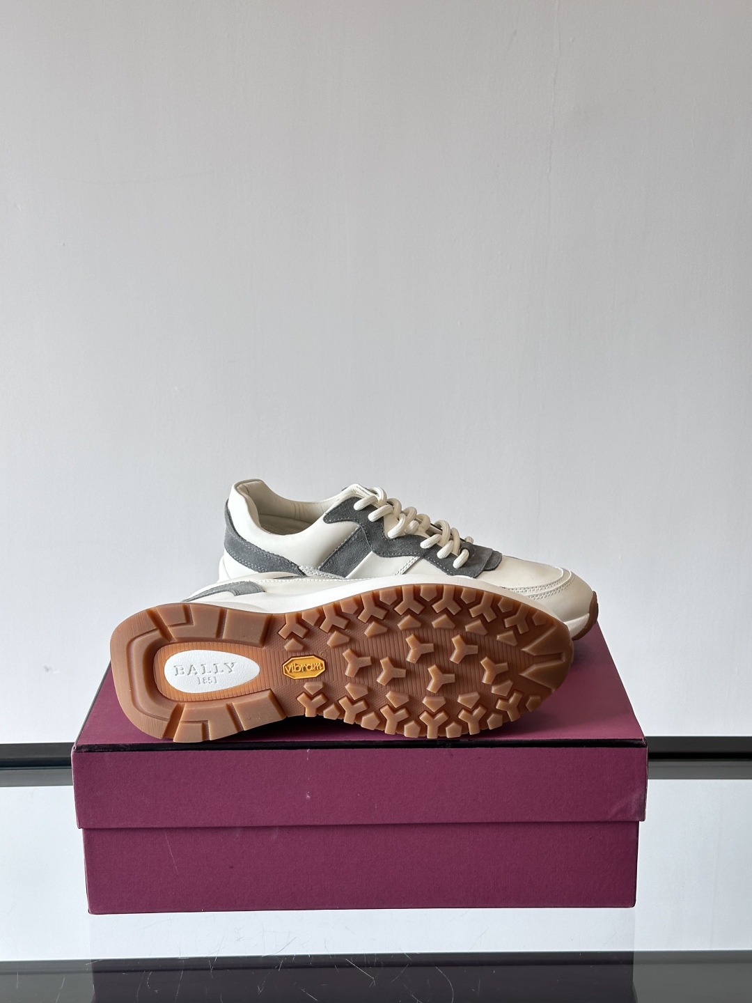 BALLY/巴利新款男士厚底皮革运动休闲鞋，这款皮革运动鞋采用小牛皮拼接打造，糅合优雅风范与创新设计。两