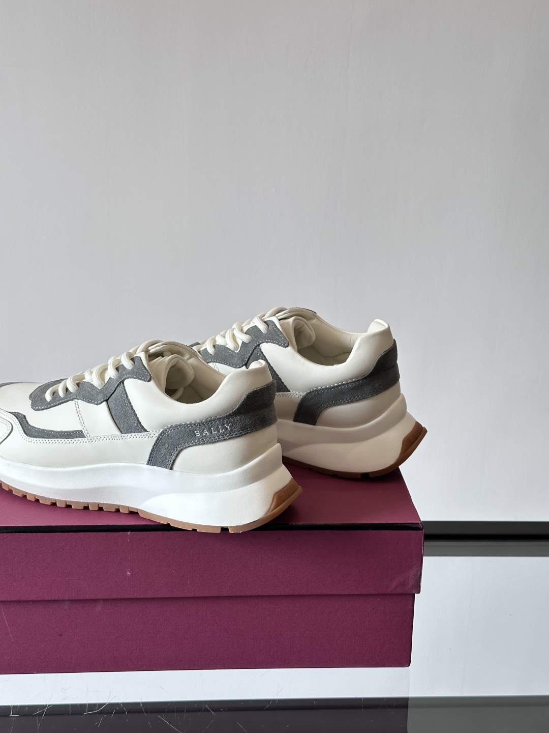 BALLY/巴利新款男士厚底皮革运动休闲鞋，这款皮革运动鞋采用小牛皮拼接打造，糅合优雅风范与创新设计。两
