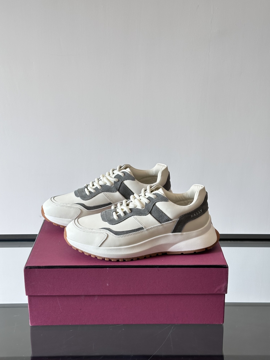 BALLY/巴利新款男士厚底皮革运动休闲鞋，这款皮革运动鞋采用小牛皮拼接打造，糅合优雅风范与创新设计。两