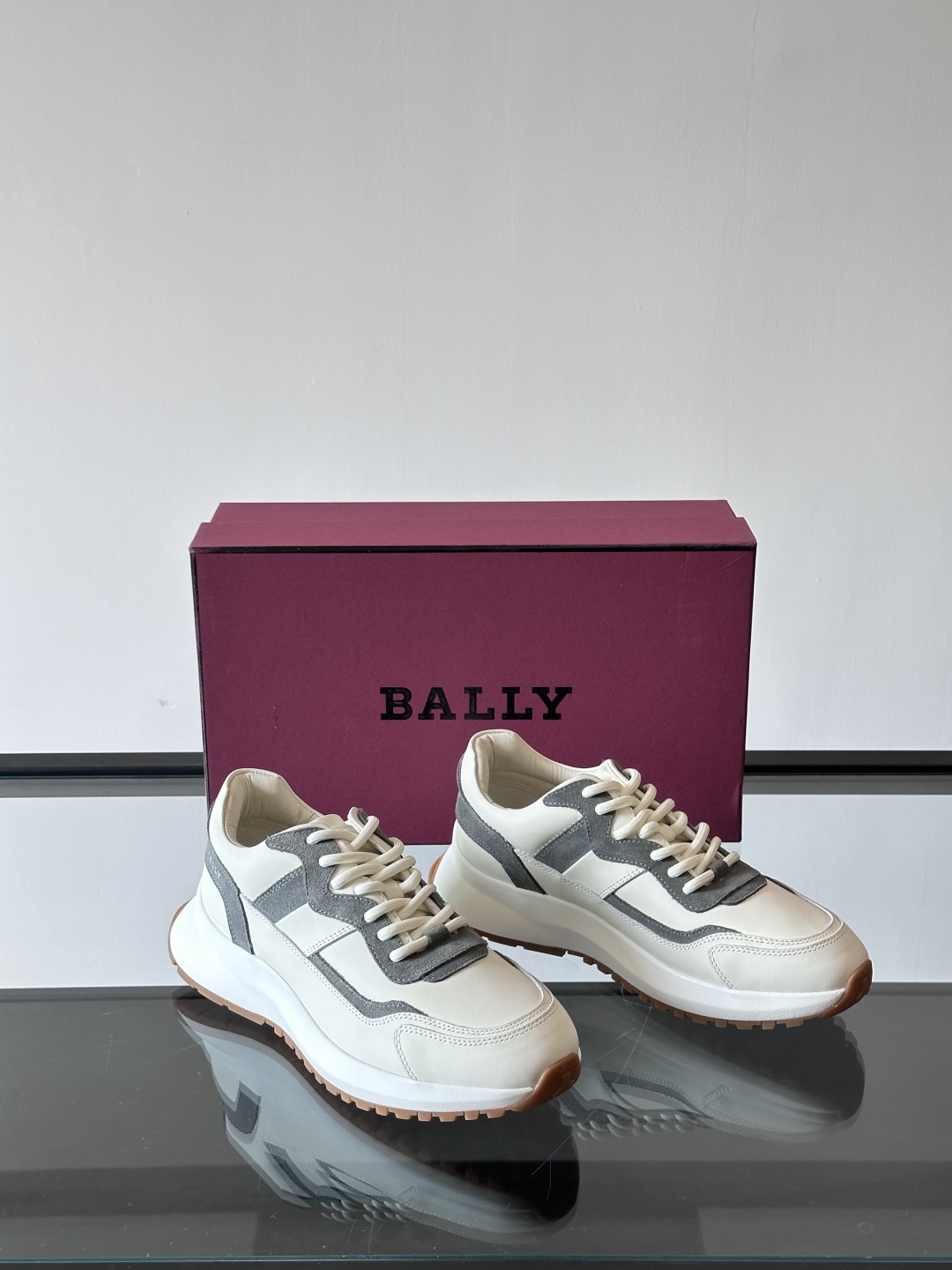 BALLY/巴利新款男士厚底皮革运动休闲鞋，这款皮革运动鞋采用小牛皮拼接打造，糅合优雅风范与创新设计。两