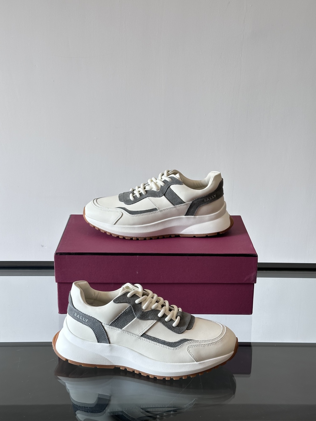 BALLY/巴利新款男士厚底皮革运动休闲鞋，这款皮革运动鞋采用小牛皮拼接打造，糅合优雅风范与创新设计。两