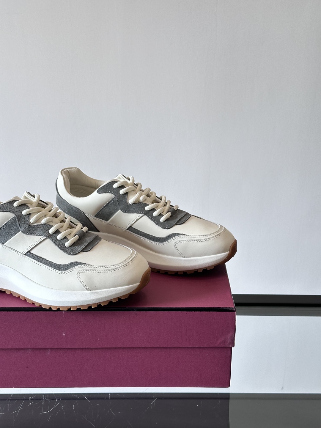 BALLY/巴利新款男士厚底皮革运动休闲鞋，这款皮革运动鞋采用小牛皮拼接打造，糅合优雅风范与创新设计。两