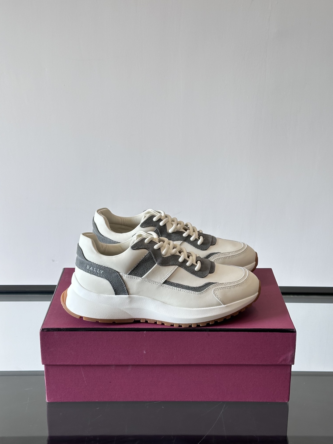 BALLY/巴利新款男士厚底皮革运动休闲鞋，这款皮革运动鞋采用小牛皮拼接打造，糅合优雅风范与创新设计。两