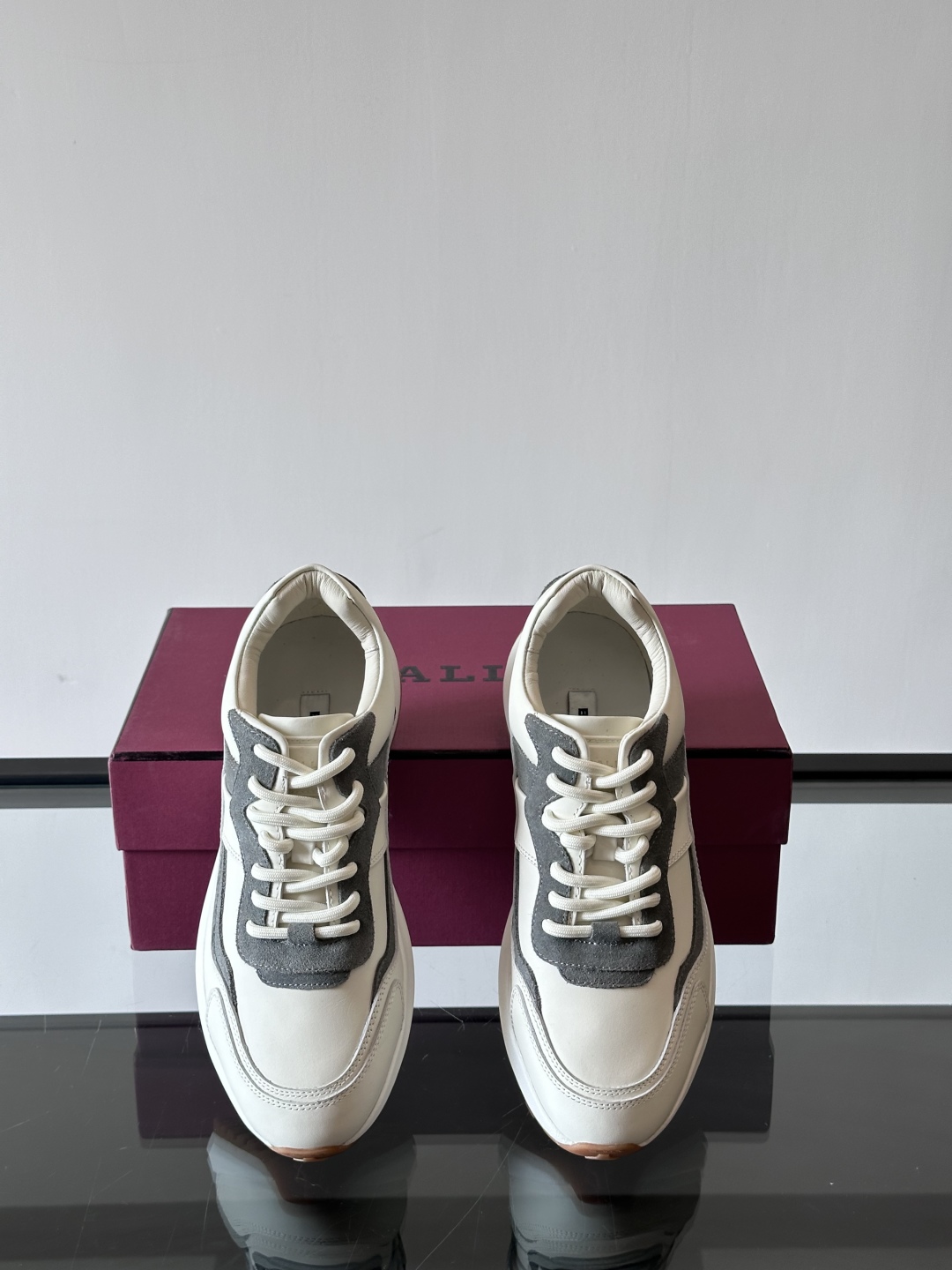 BALLY/巴利新款男士厚底皮革运动休闲鞋，这款皮革运动鞋采用小牛皮拼接打造，糅合优雅风范与创新设计。两