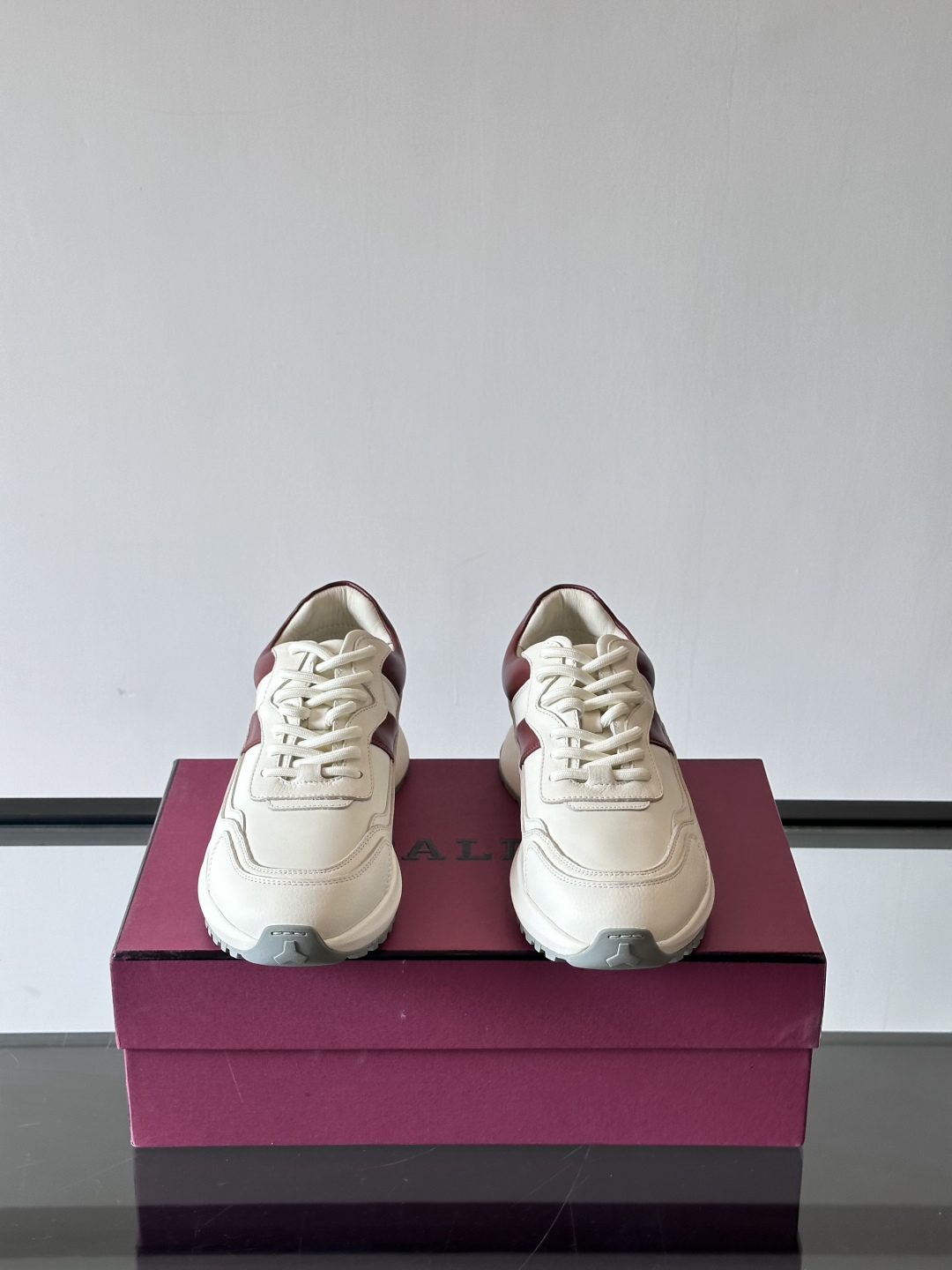 BALLY/巴利新款男士厚底皮革运动休闲鞋，这款皮革运动鞋采用小牛皮拼接打造，糅合优雅风范与创新设计。两