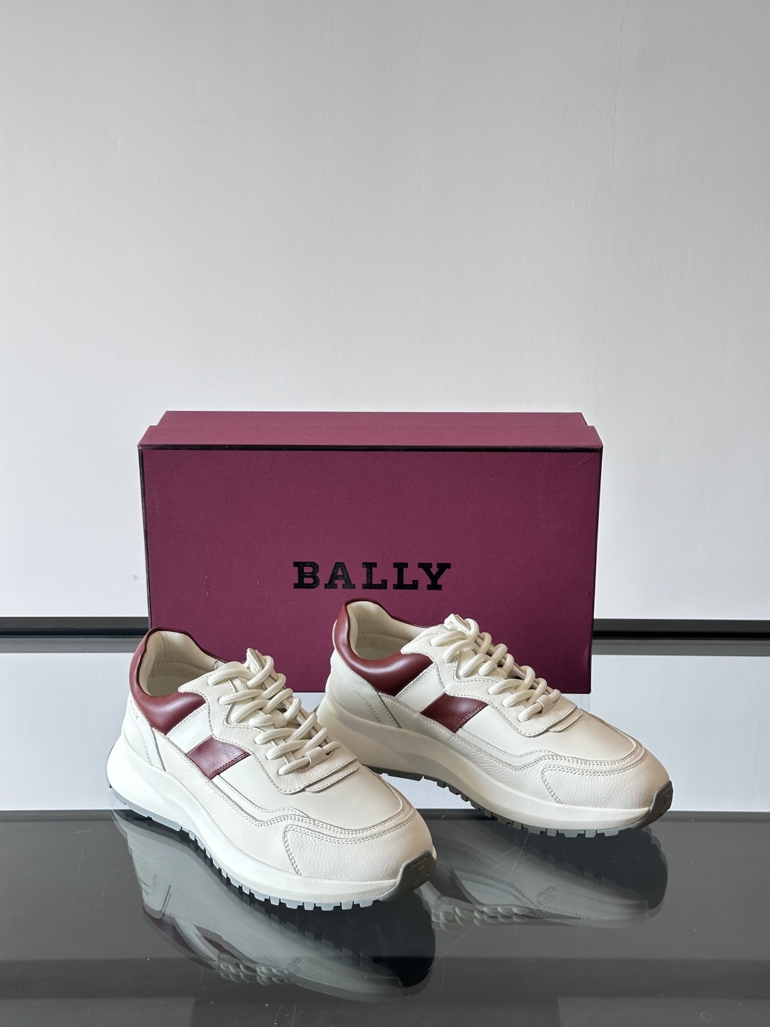 BALLY/巴利新款男士厚底皮革运动休闲鞋，这款皮革运动鞋采用小牛皮拼接打造，糅合优雅风范与创新设计。两