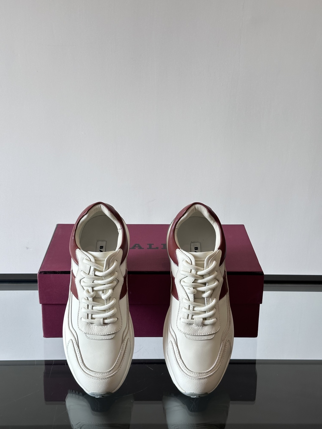 BALLY/巴利新款男士厚底皮革运动休闲鞋，这款皮革运动鞋采用小牛皮拼接打造，糅合优雅风范与创新设计。两