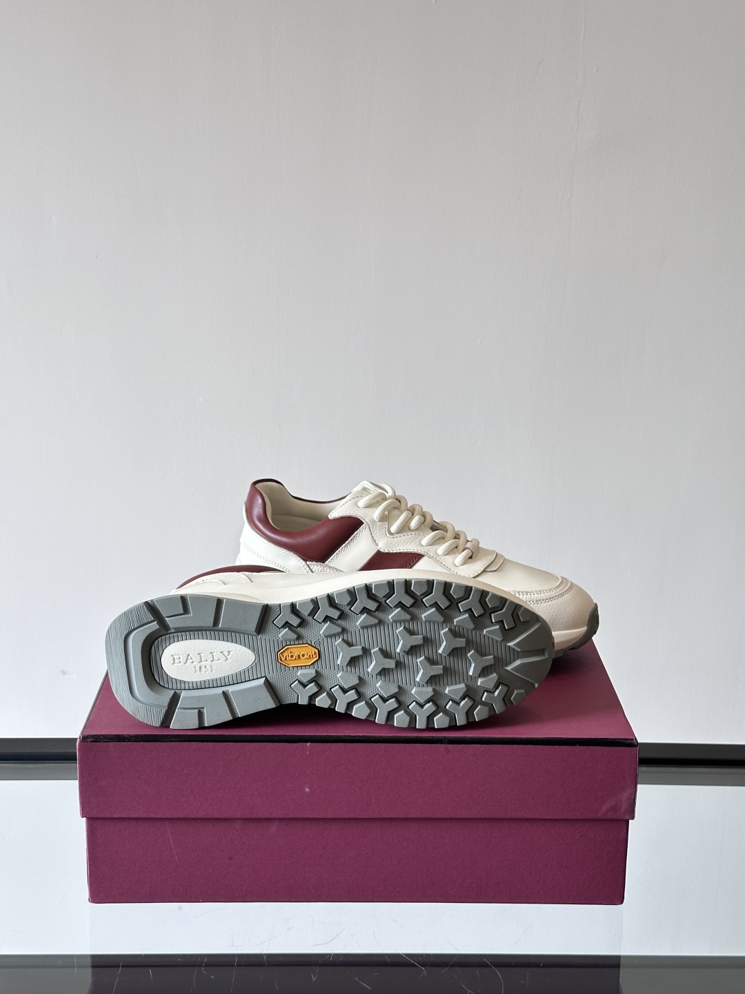BALLY/巴利新款男士厚底皮革运动休闲鞋，这款皮革运动鞋采用小牛皮拼接打造，糅合优雅风范与创新设计。两