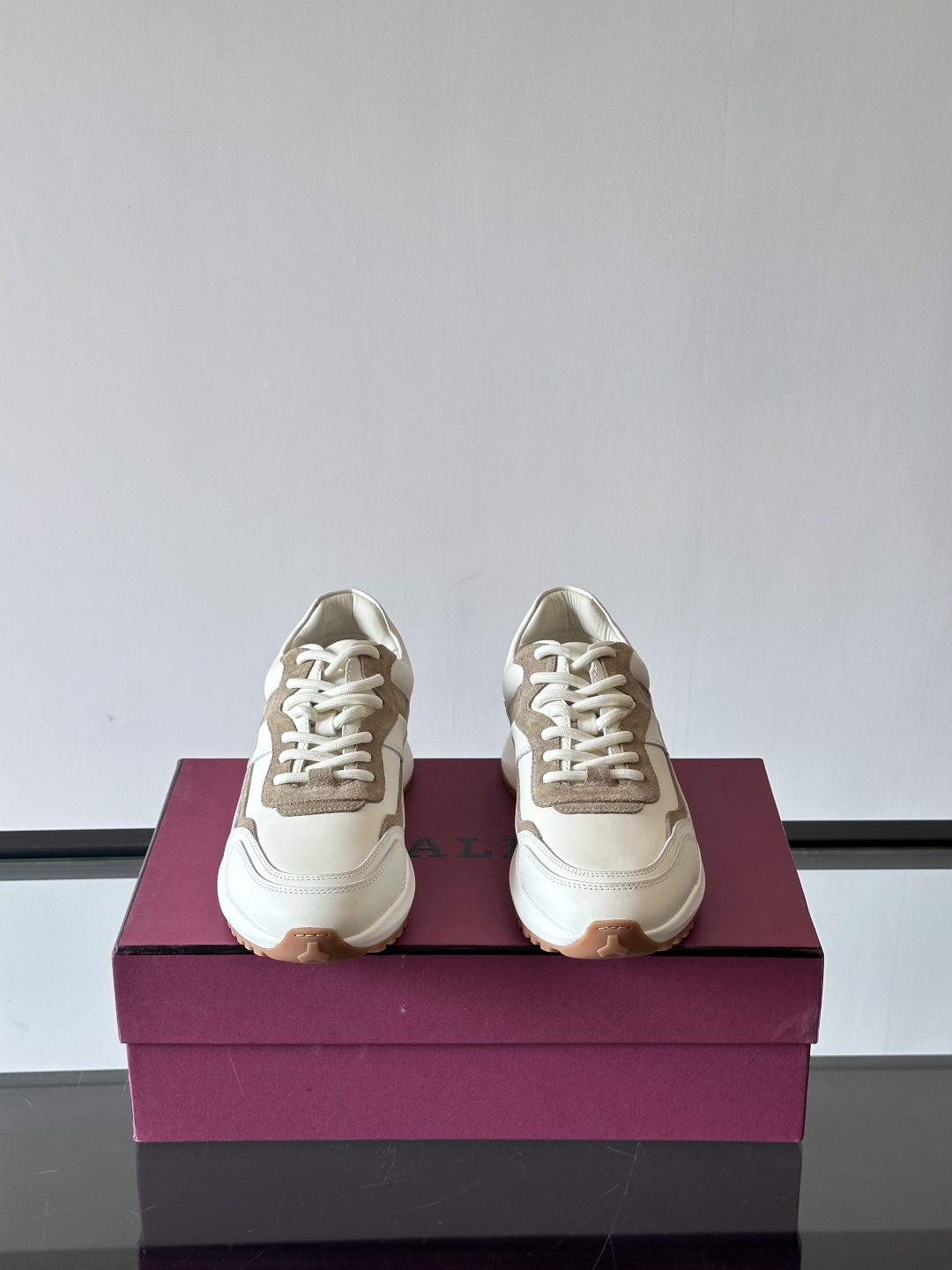 BALLY/巴利新款男士厚底皮革运动休闲鞋，这款皮革运动鞋采用小牛皮拼接打造，糅合优雅风范与创新设计。两