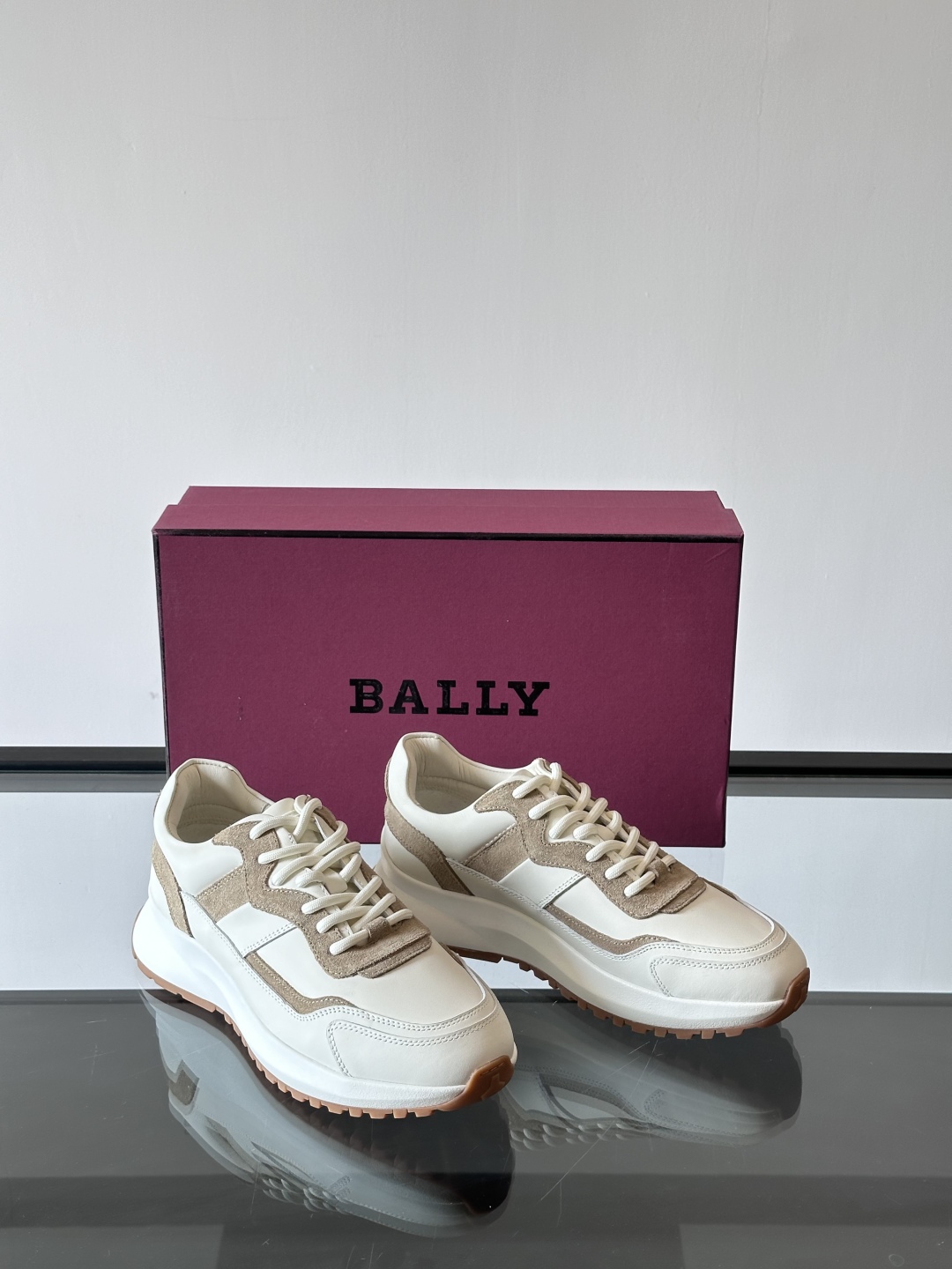 BALLY/巴利新款男士厚底皮革运动休闲鞋，这款皮革运动鞋采用小牛皮拼接打造，糅合优雅风范与创新设计。两