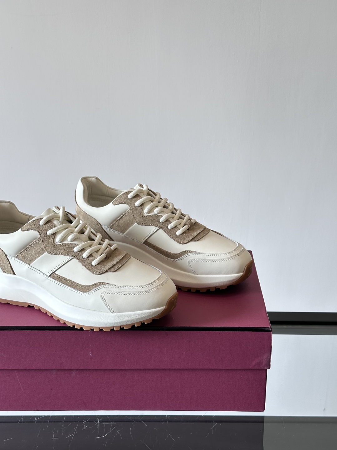 BALLY/巴利新款男士厚底皮革运动休闲鞋，这款皮革运动鞋采用小牛皮拼接打造，糅合优雅风范与创新设计。两