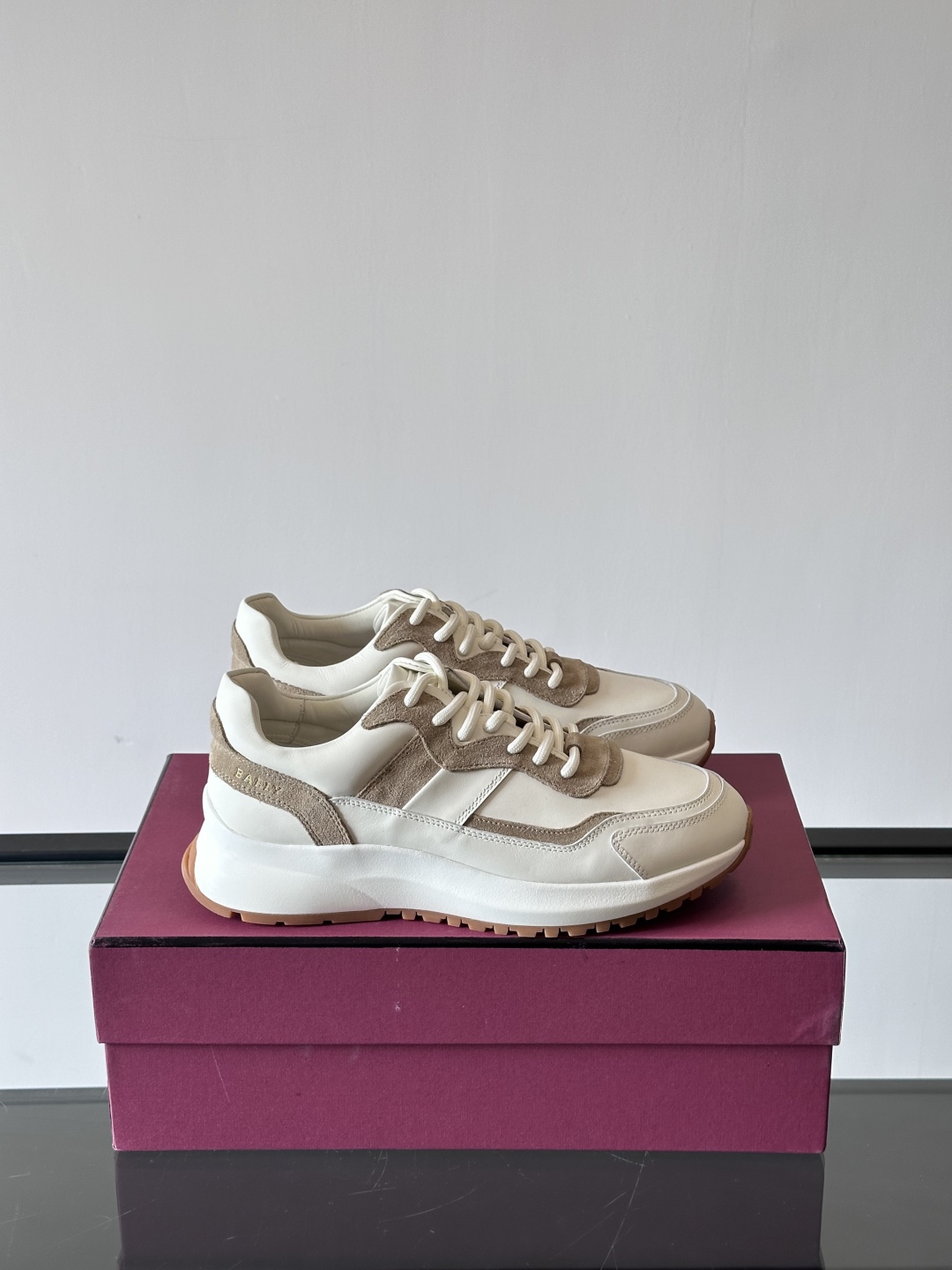 BALLY/巴利新款男士厚底皮革运动休闲鞋，这款皮革运动鞋采用小牛皮拼接打造，糅合优雅风范与创新设计。两