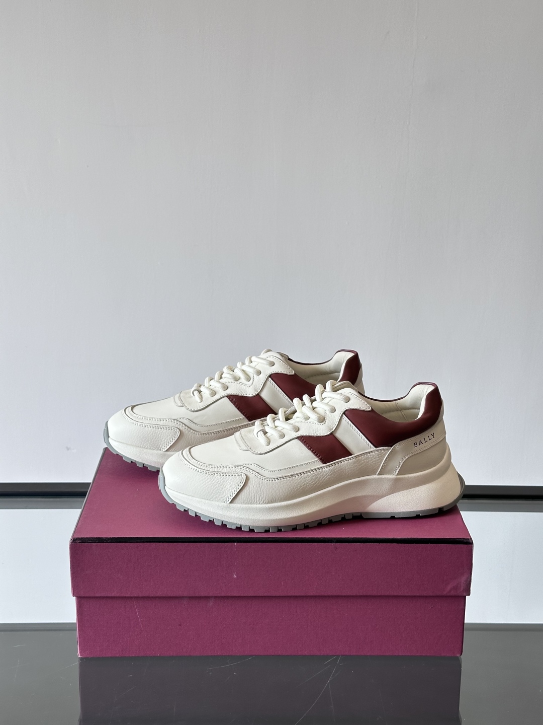 BALLY/巴利新款男士厚底皮革运动休闲鞋，这款皮革运动鞋采用小牛皮拼接打造，糅合优雅风范与创新设计。两