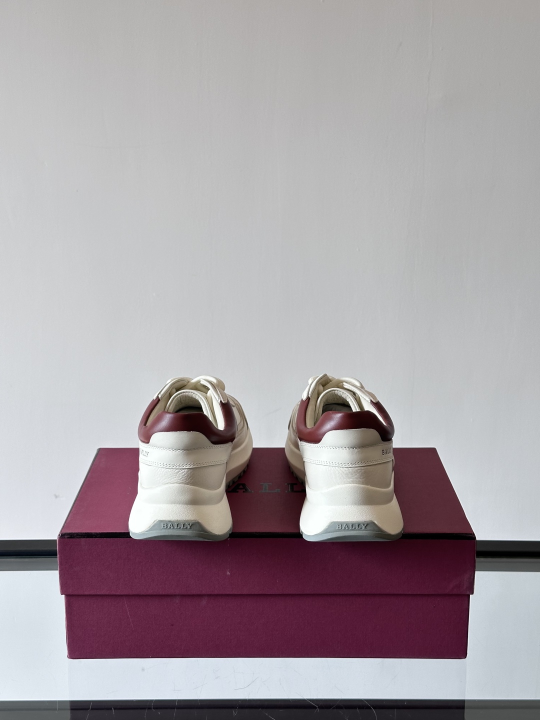 BALLY/巴利新款男士厚底皮革运动休闲鞋，这款皮革运动鞋采用小牛皮拼接打造，糅合优雅风范与创新设计。两