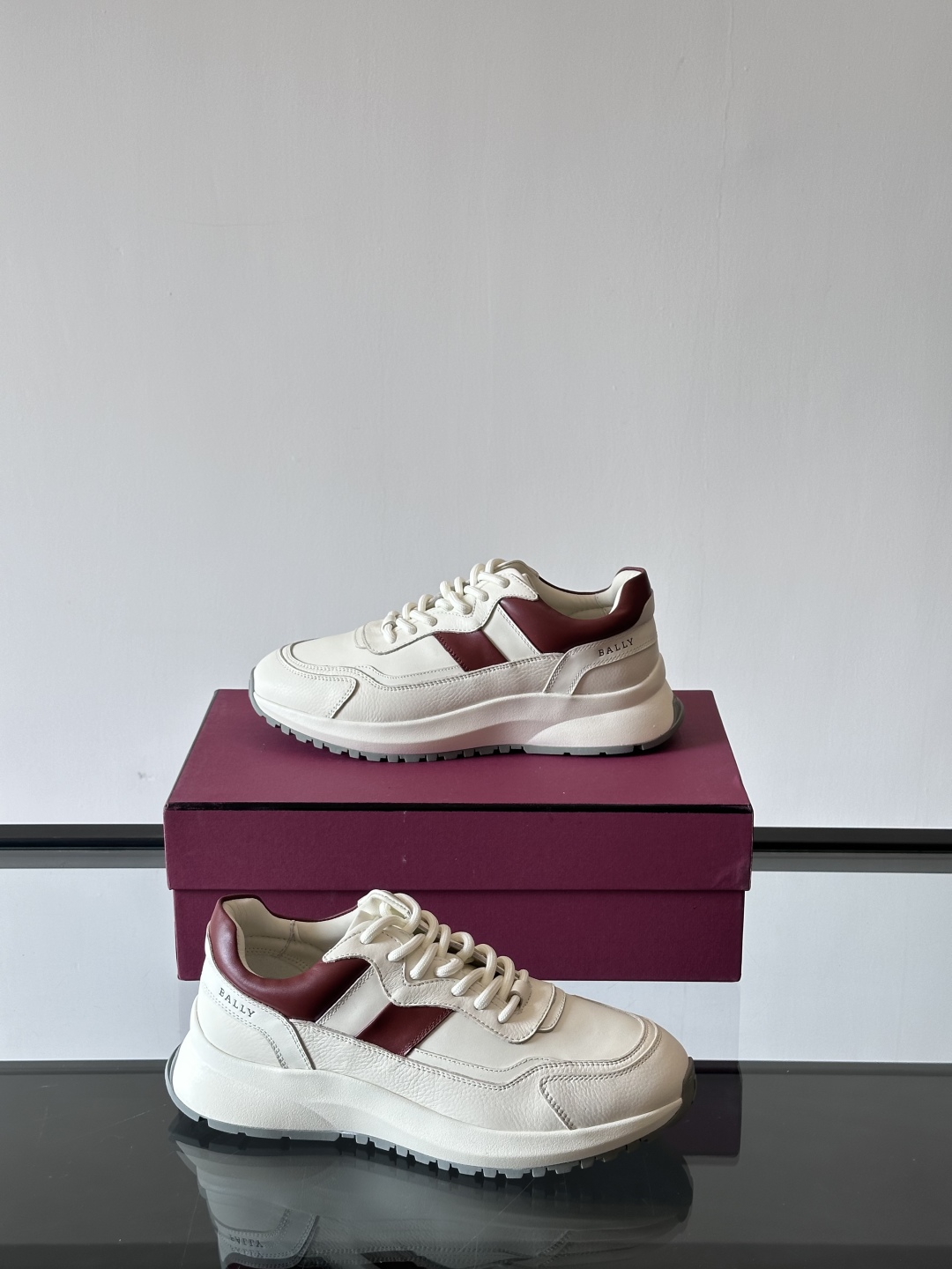 BALLY/巴利新款男士厚底皮革运动休闲鞋，这款皮革运动鞋采用小牛皮拼接打造，糅合优雅风范与创新设计。两