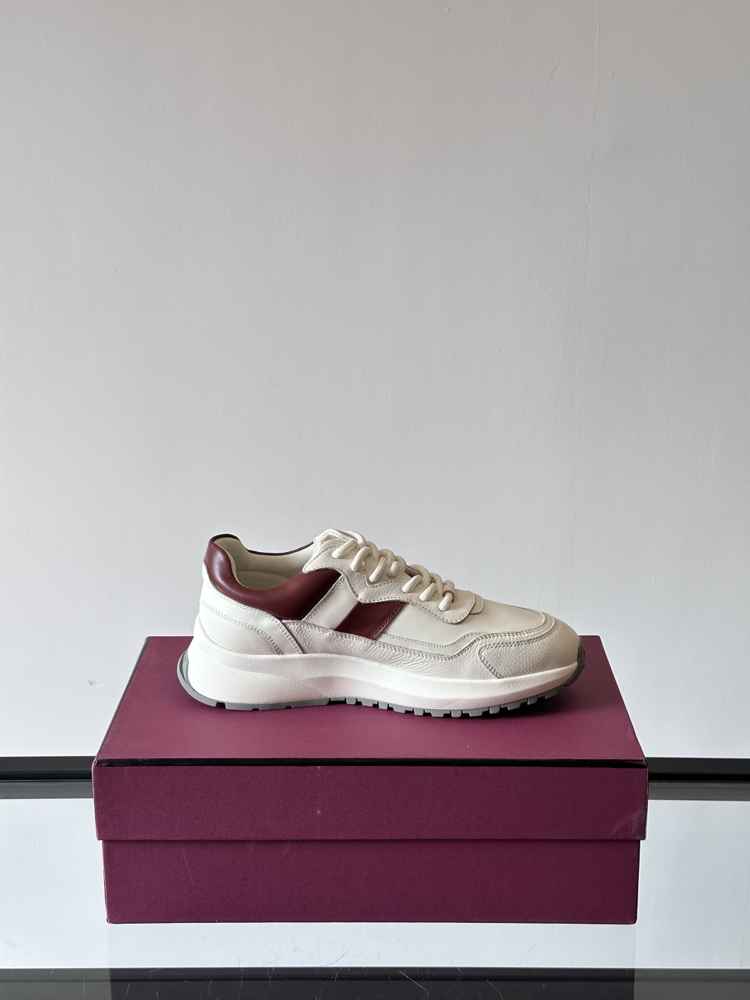 BALLY/巴利新款男士厚底皮革运动休闲鞋，这款皮革运动鞋采用小牛皮拼接打造，糅合优雅风范与创新设计。两