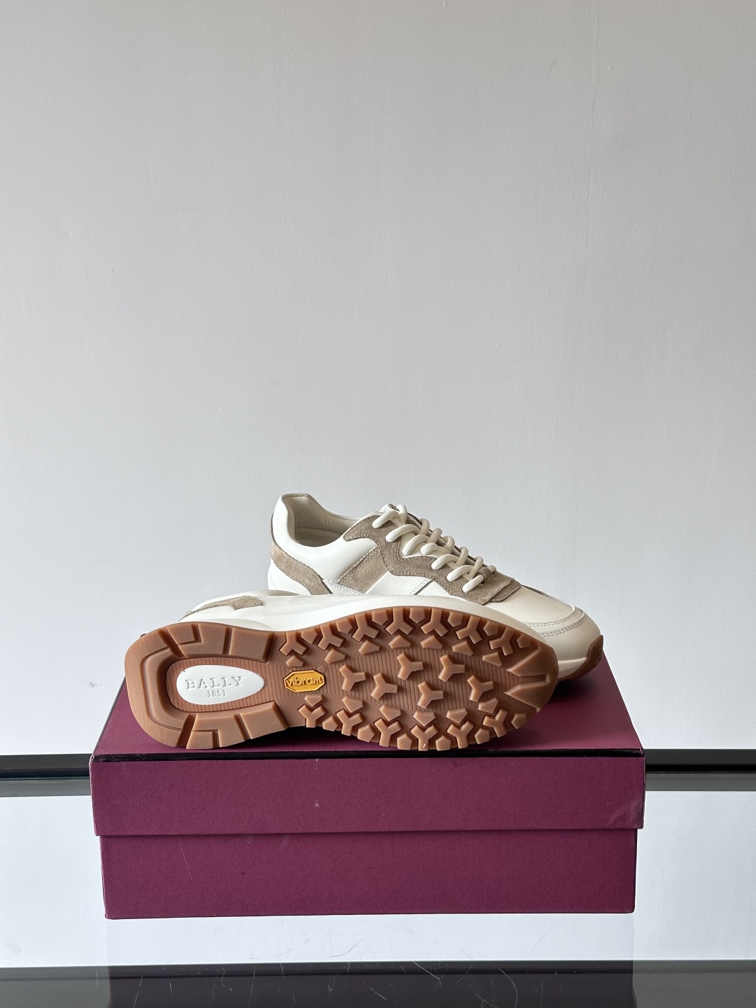 BALLY/巴利新款男士厚底皮革运动休闲鞋，这款皮革运动鞋采用小牛皮拼接打造，糅合优雅风范与创新设计。两