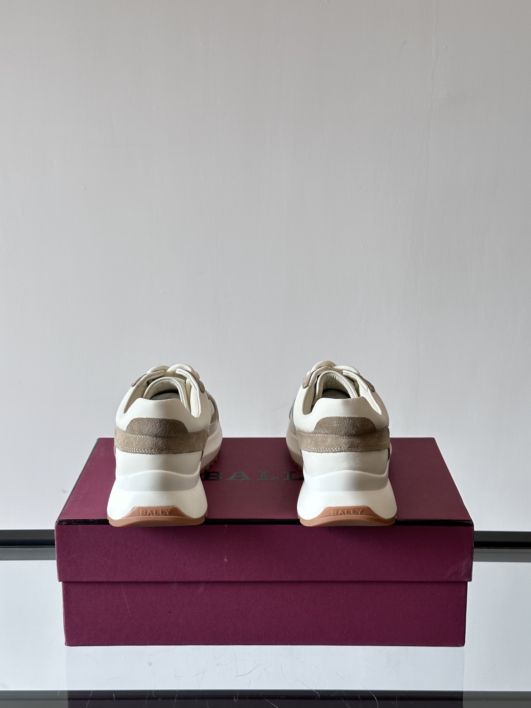 BALLY/巴利新款男士厚底皮革运动休闲鞋，这款皮革运动鞋采用小牛皮拼接打造，糅合优雅风范与创新设计。两