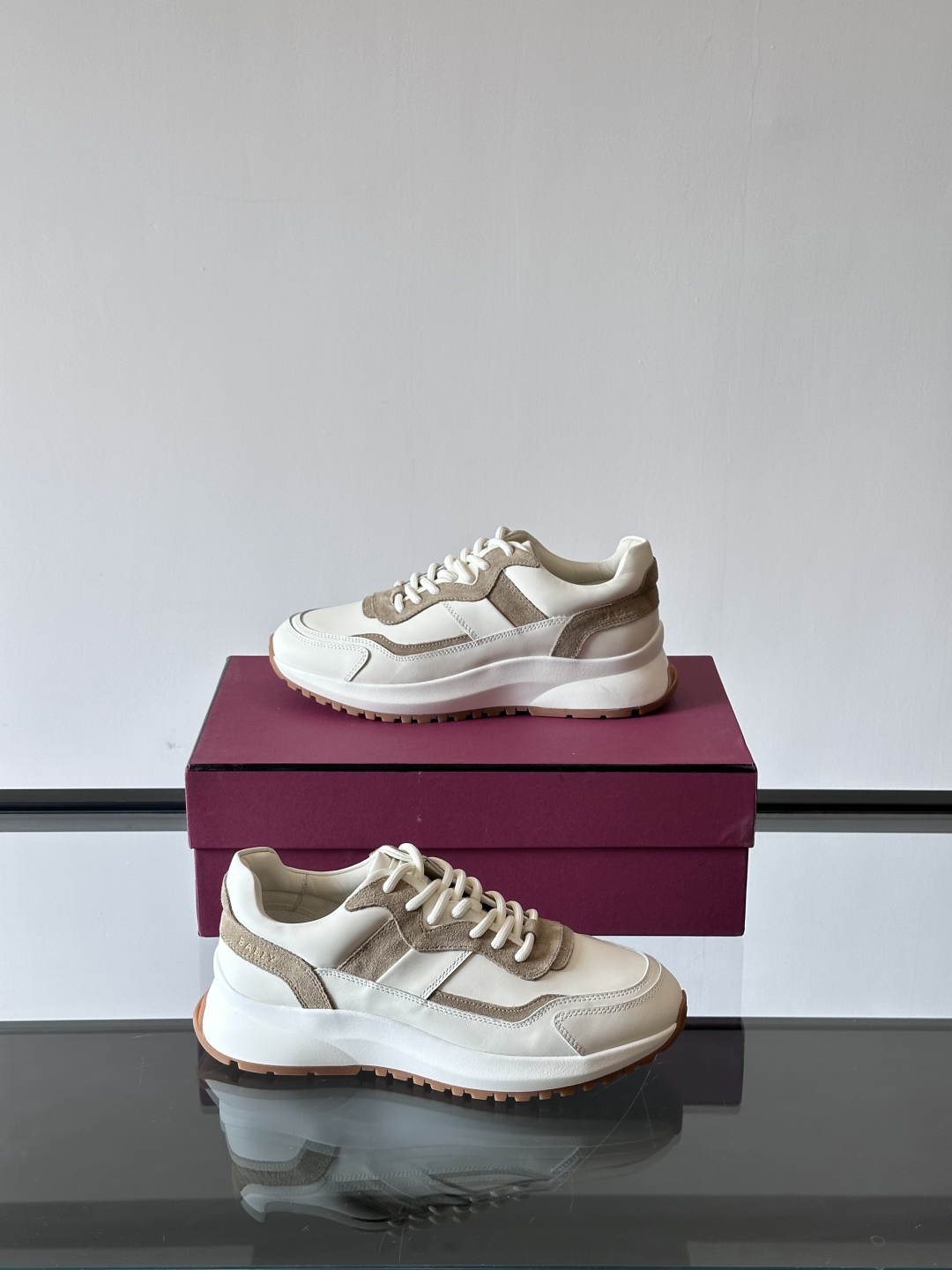 BALLY/巴利新款男士厚底皮革运动休闲鞋，这款皮革运动鞋采用小牛皮拼接打造，糅合优雅风范与创新设计。两