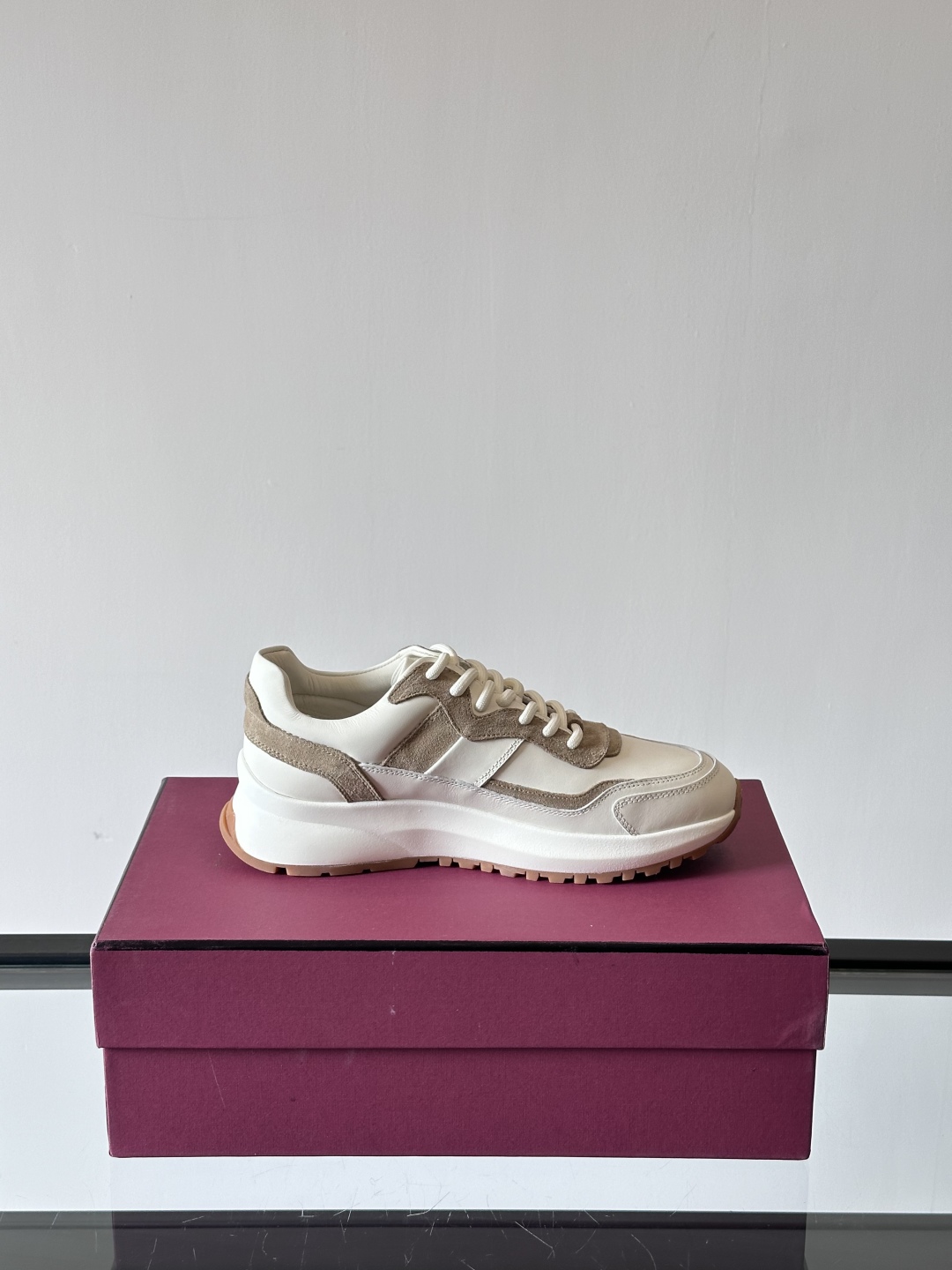 BALLY/巴利新款男士厚底皮革运动休闲鞋，这款皮革运动鞋采用小牛皮拼接打造，糅合优雅风范与创新设计。两