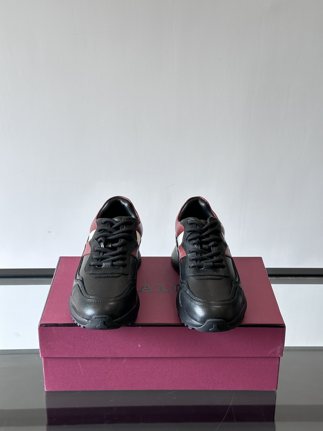 BALLY/巴利新款男士厚底皮革运动休闲鞋，这款皮革运动鞋采用小牛皮拼接打造，糅合优雅风范与创新设计。两