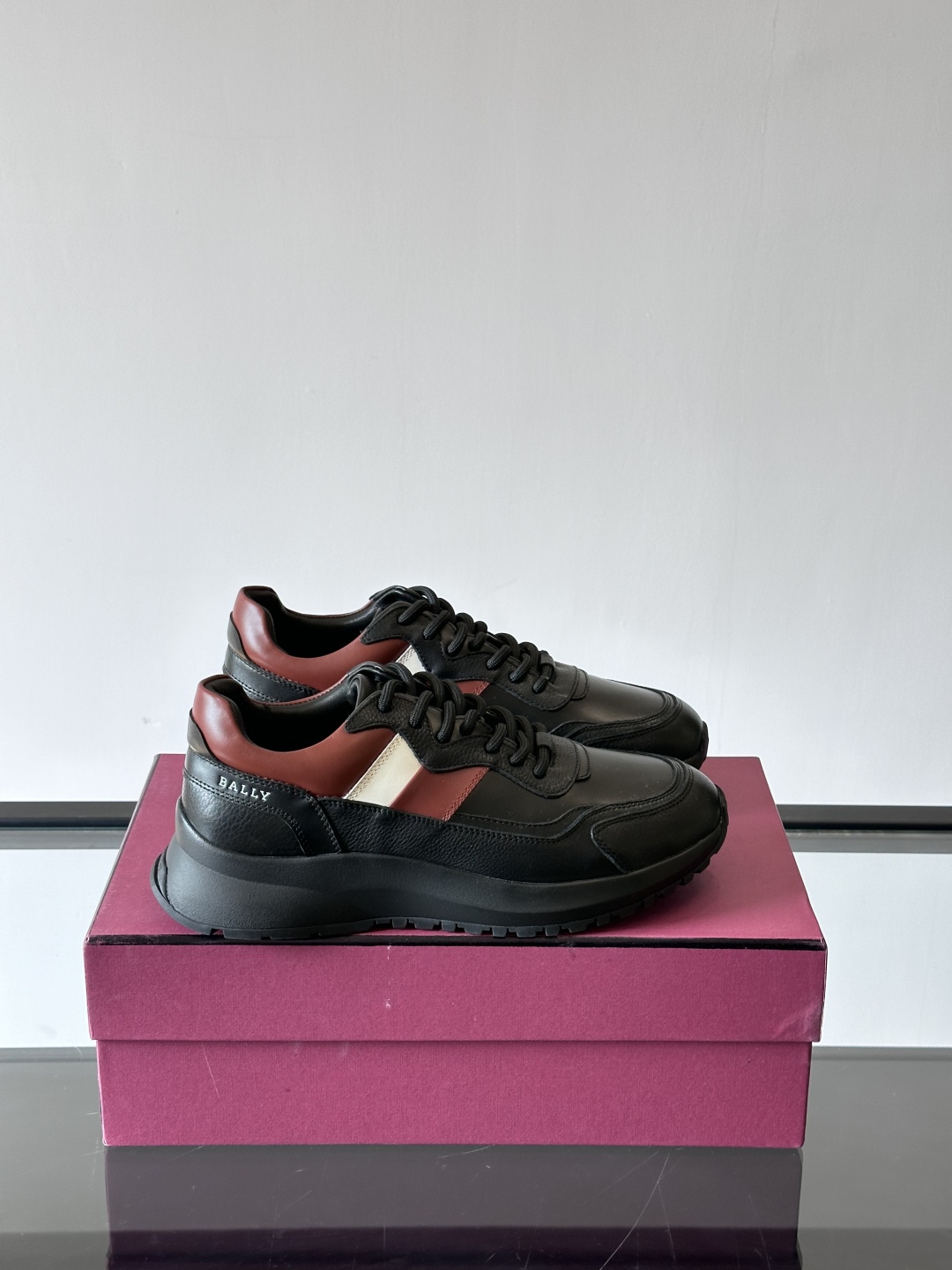BALLY/巴利新款男士厚底皮革运动休闲鞋，这款皮革运动鞋采用小牛皮拼接打造，糅合优雅风范与创新设计。两