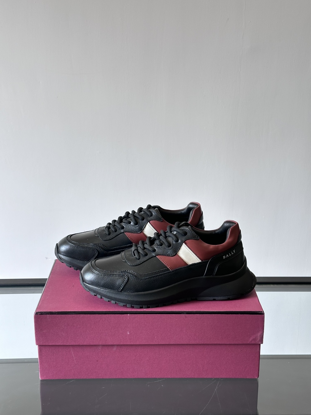 BALLY/巴利新款男士厚底皮革运动休闲鞋，这款皮革运动鞋采用小牛皮拼接打造，糅合优雅风范与创新设计。两