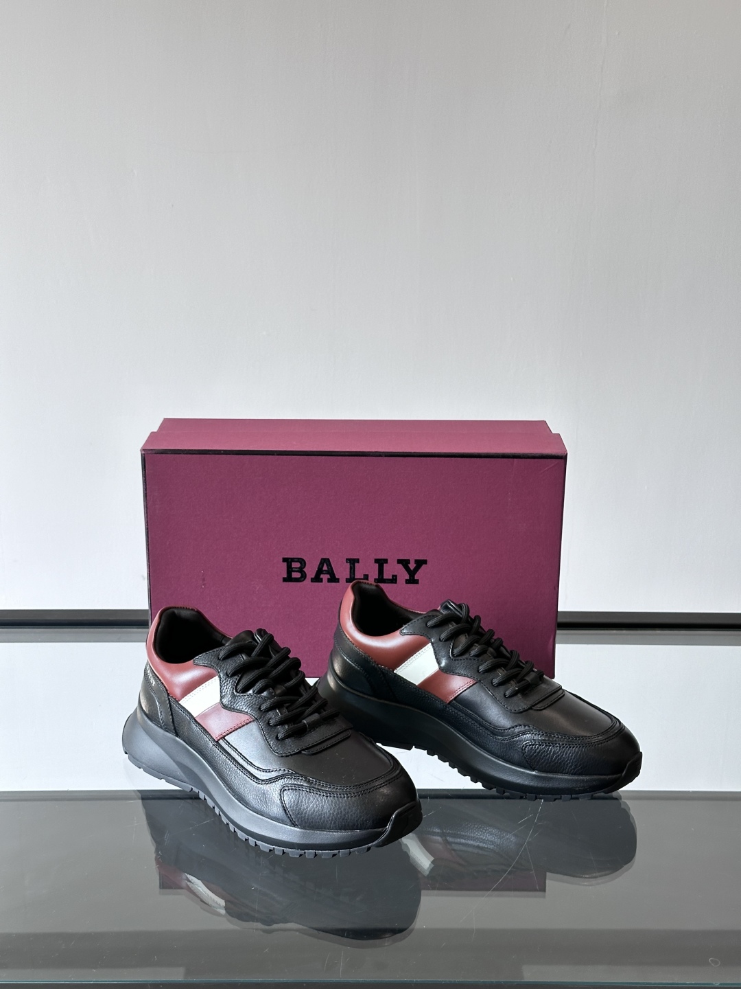 BALLY/巴利新款男士厚底皮革运动休闲鞋，这款皮革运动鞋采用小牛皮拼接打造，糅合优雅风范与创新设计。两