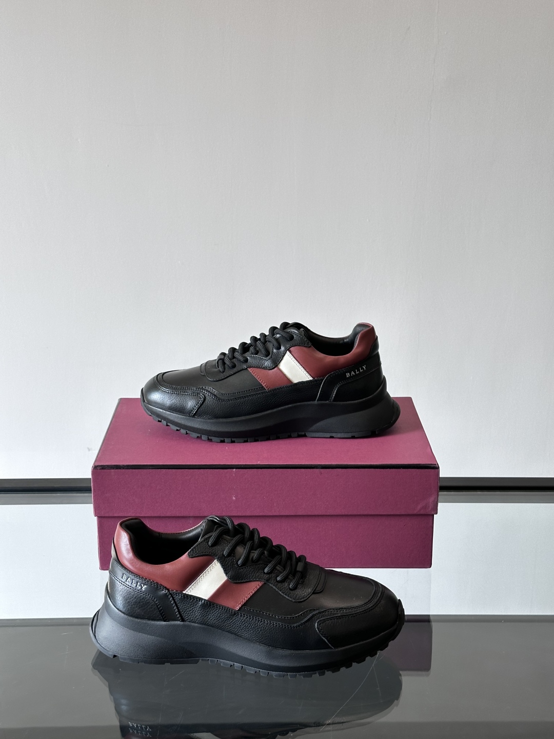BALLY/巴利新款男士厚底皮革运动休闲鞋，这款皮革运动鞋采用小牛皮拼接打造，糅合优雅风范与创新设计。两