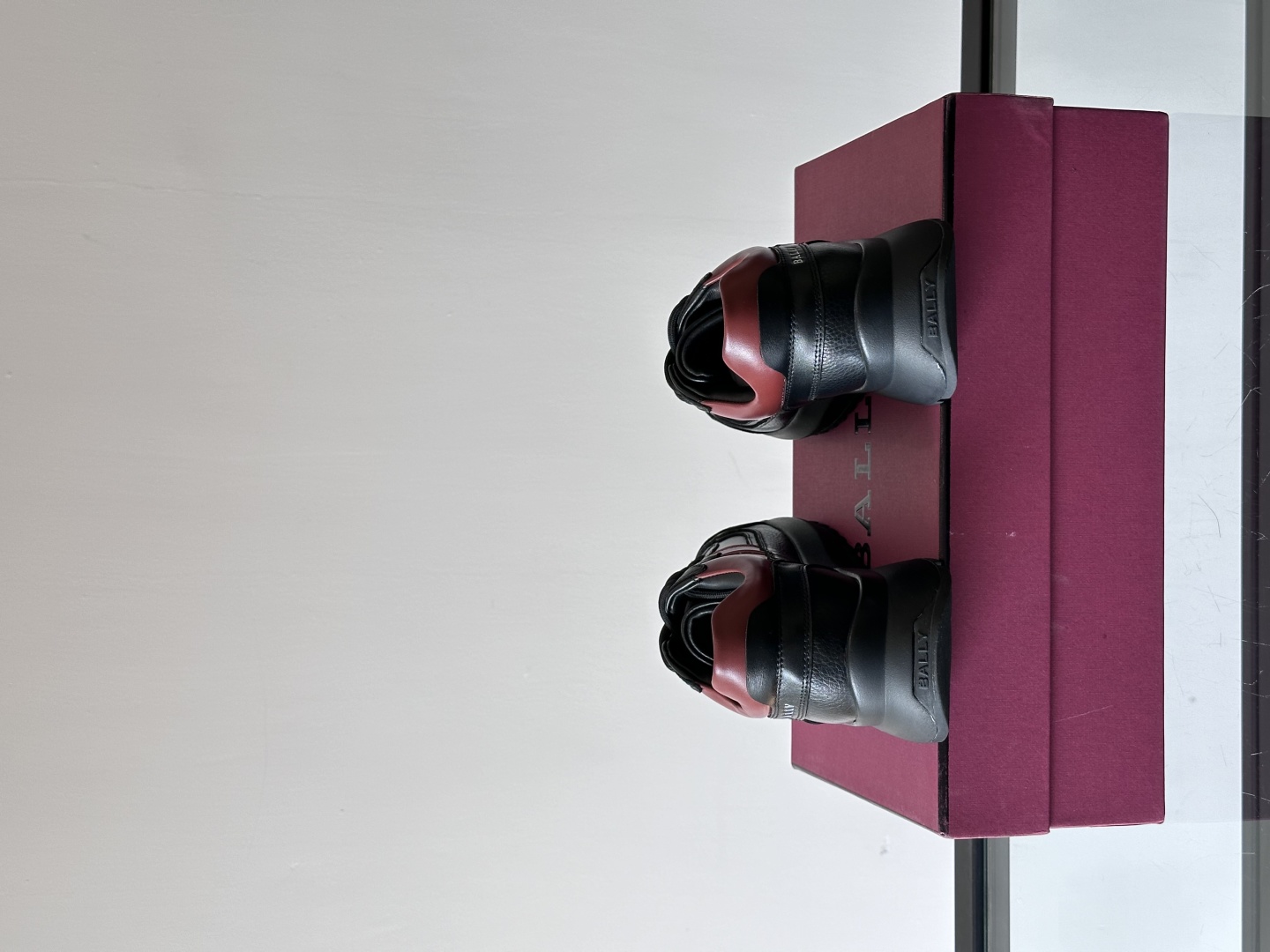 BALLY/巴利新款男士厚底皮革运动休闲鞋，这款皮革运动鞋采用小牛皮拼接打造，糅合优雅风范与创新设计。两