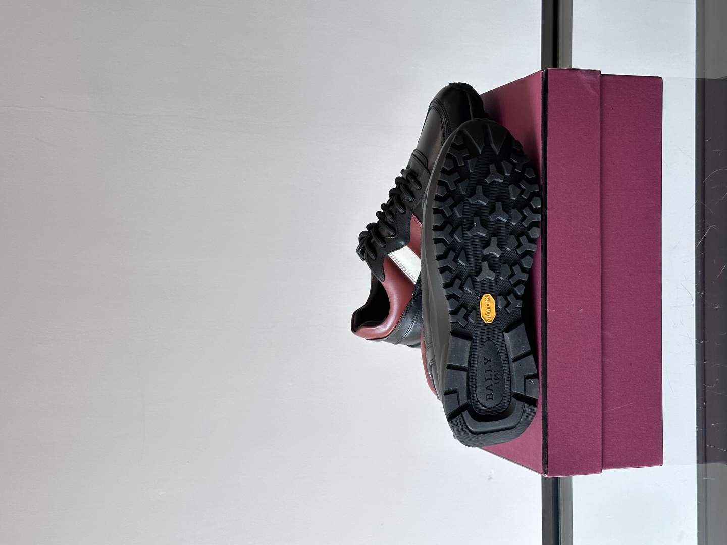 BALLY/巴利新款男士厚底皮革运动休闲鞋，这款皮革运动鞋采用小牛皮拼接打造，糅合优雅风范与创新设计。两