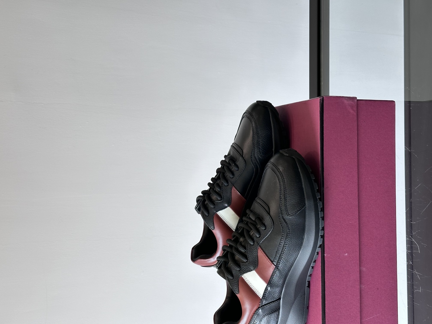BALLY/巴利新款男士厚底皮革运动休闲鞋，这款皮革运动鞋采用小牛皮拼接打造，糅合优雅风范与创新设计。两
