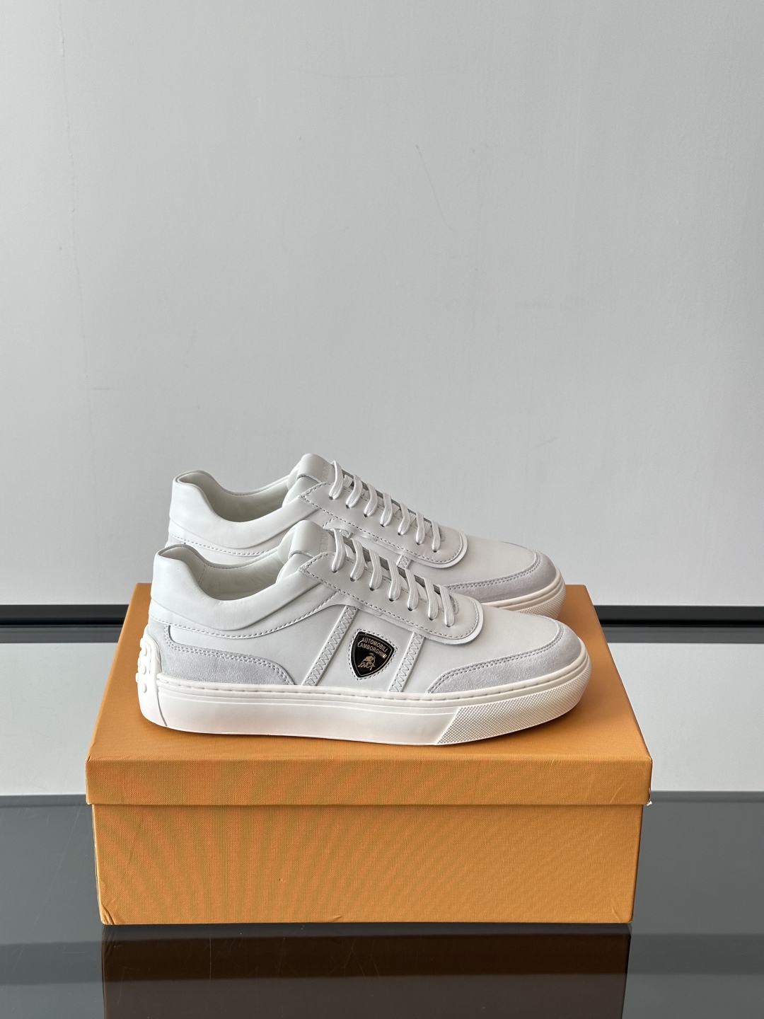  Tod's于 Pitti Uomo男TODS-兰博基尼装展推出首个合作系列。兰博基尼汽车公司携手Tod