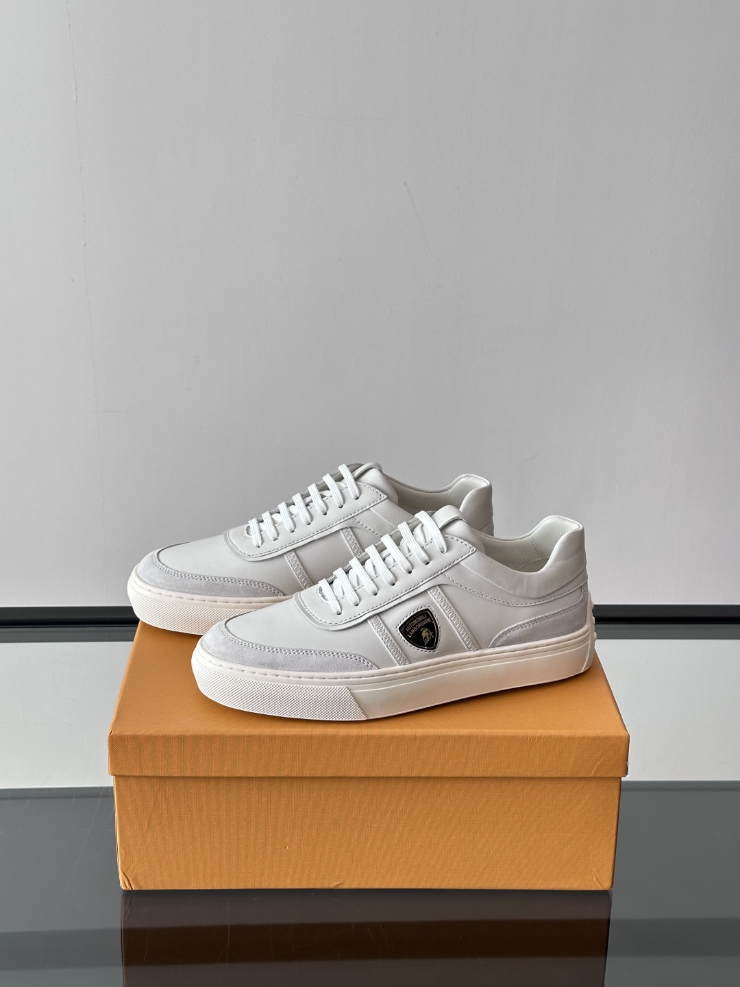  Tod's于 Pitti Uomo男TODS-兰博基尼装展推出首个合作系列。兰博基尼汽车公司携手Tod