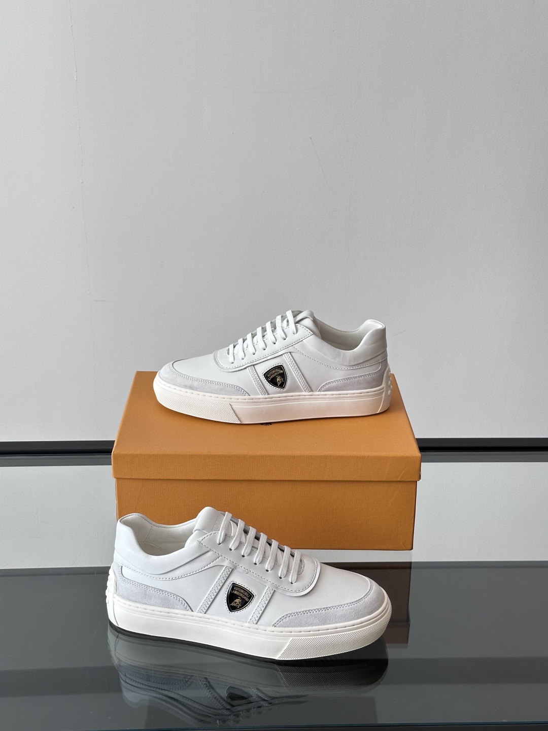  Tod's于 Pitti Uomo男TODS-兰博基尼装展推出首个合作系列。兰博基尼汽车公司携手Tod