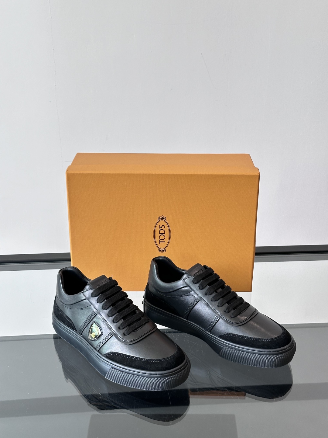  Tod's于 Pitti Uomo男TODS-兰博基尼装展推出首个合作系列。兰博基尼汽车公司携手Tod