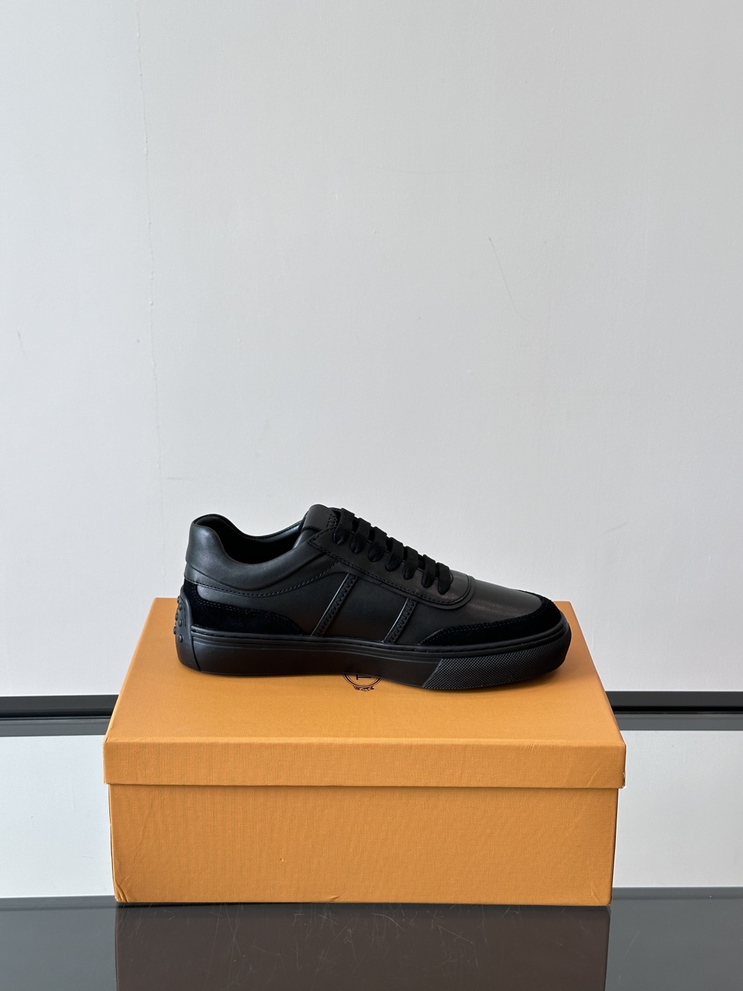  Tod's于 Pitti Uomo男TODS-兰博基尼装展推出首个合作系列。兰博基尼汽车公司携手Tod