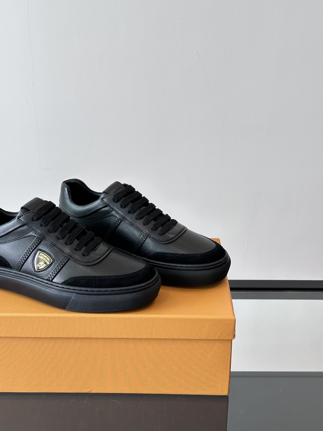  Tod's于 Pitti Uomo男TODS-兰博基尼装展推出首个合作系列。兰博基尼汽车公司携手Tod