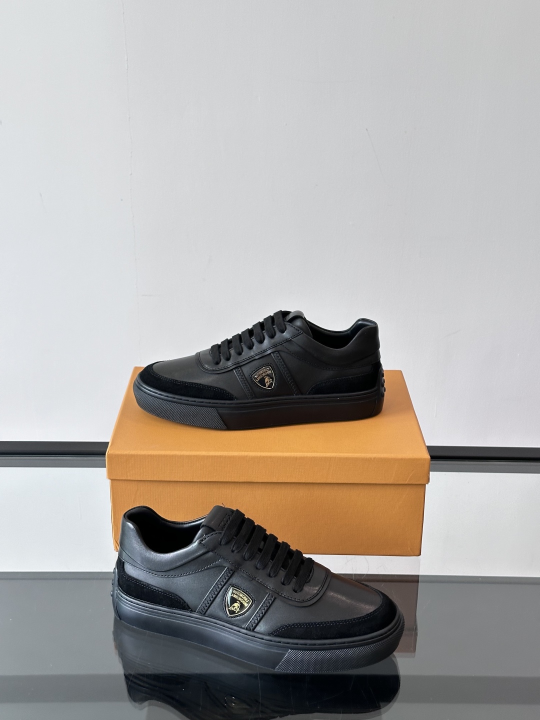  Tod's于 Pitti Uomo男TODS-兰博基尼装展推出首个合作系列。兰博基尼汽车公司携手Tod