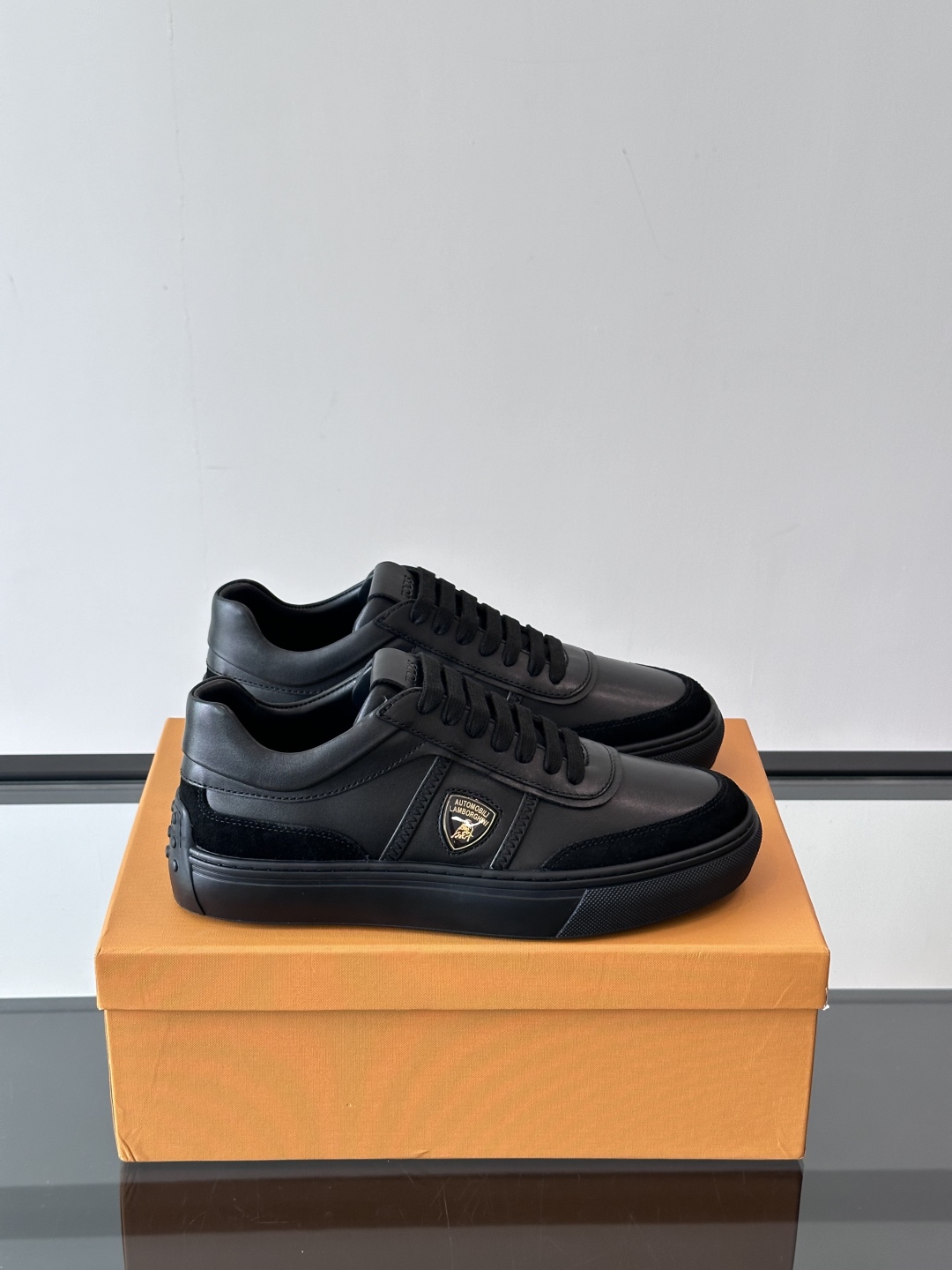  Tod's于 Pitti Uomo男TODS-兰博基尼装展推出首个合作系列。兰博基尼汽车公司携手Tod