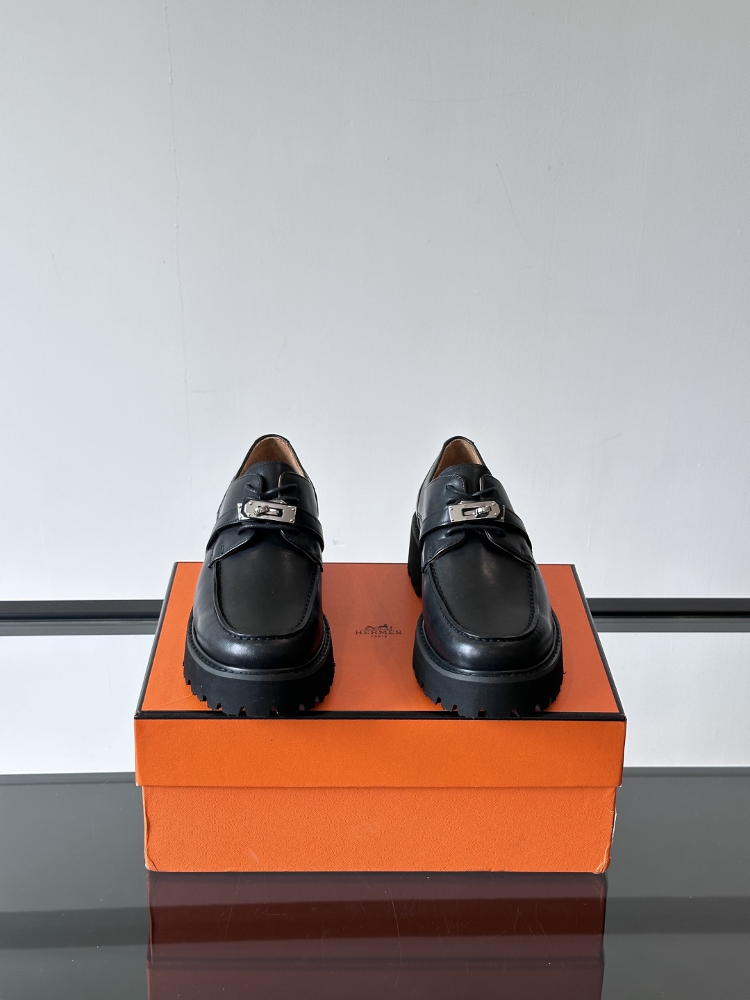 Hermè*高端精品，男士低帮休闲皮鞋，牛皮材质 轻盈透气 柔软舒适，尽显品牌格调 轻质凹凸花纹橡胶鞋底