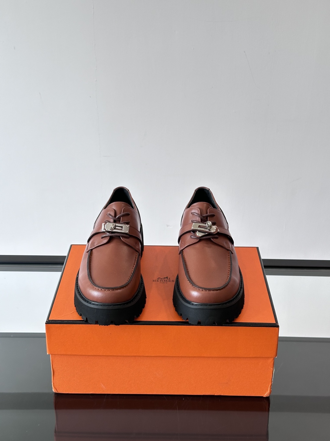 Hermè*高端精品，男士低帮休闲皮鞋，牛皮材质 轻盈透气 柔软舒适，尽显品牌格调 轻质凹凸花纹橡胶鞋底