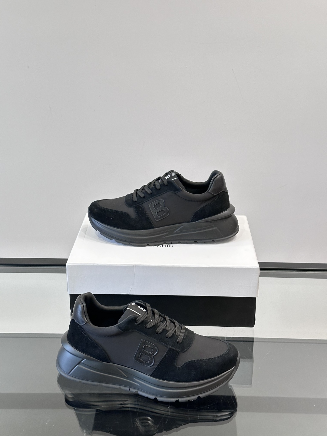 Berluti/布鲁提 低帮休闲运动鞋，这款百搭的低帮运动鞋鞋面采用进口牛皮打造，外侧饰有scritto