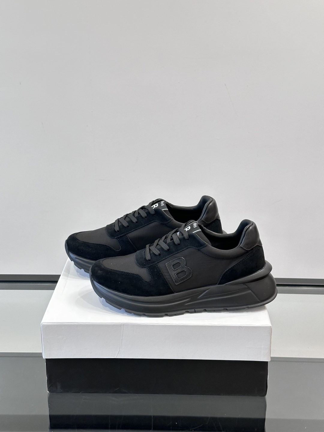 Berluti/布鲁提 低帮休闲运动鞋，这款百搭的低帮运动鞋鞋面采用进口牛皮打造，外侧饰有scritto