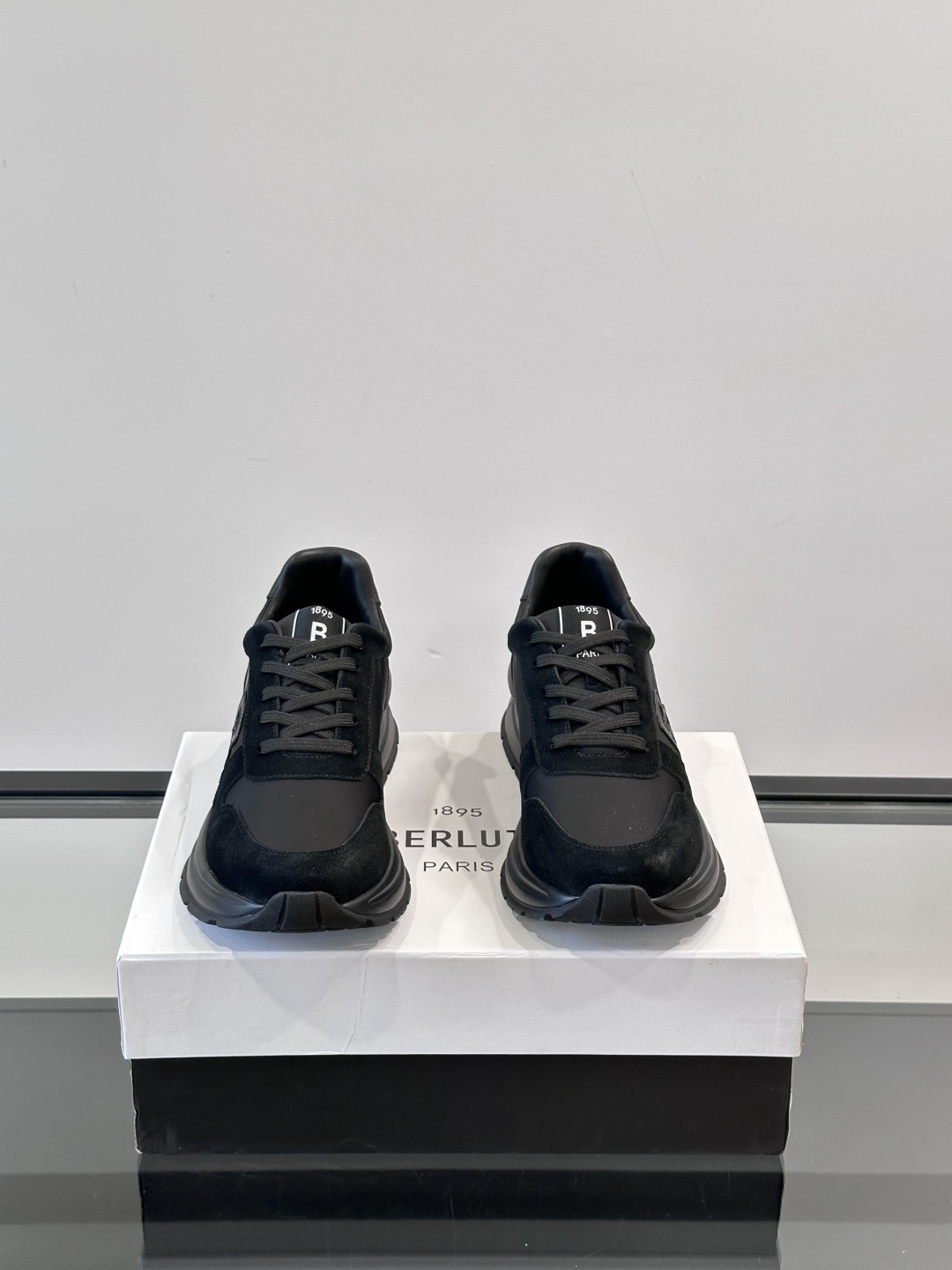 Berluti/布鲁提 低帮休闲运动鞋，这款百搭的低帮运动鞋鞋面采用进口牛皮打造，外侧饰有scritto