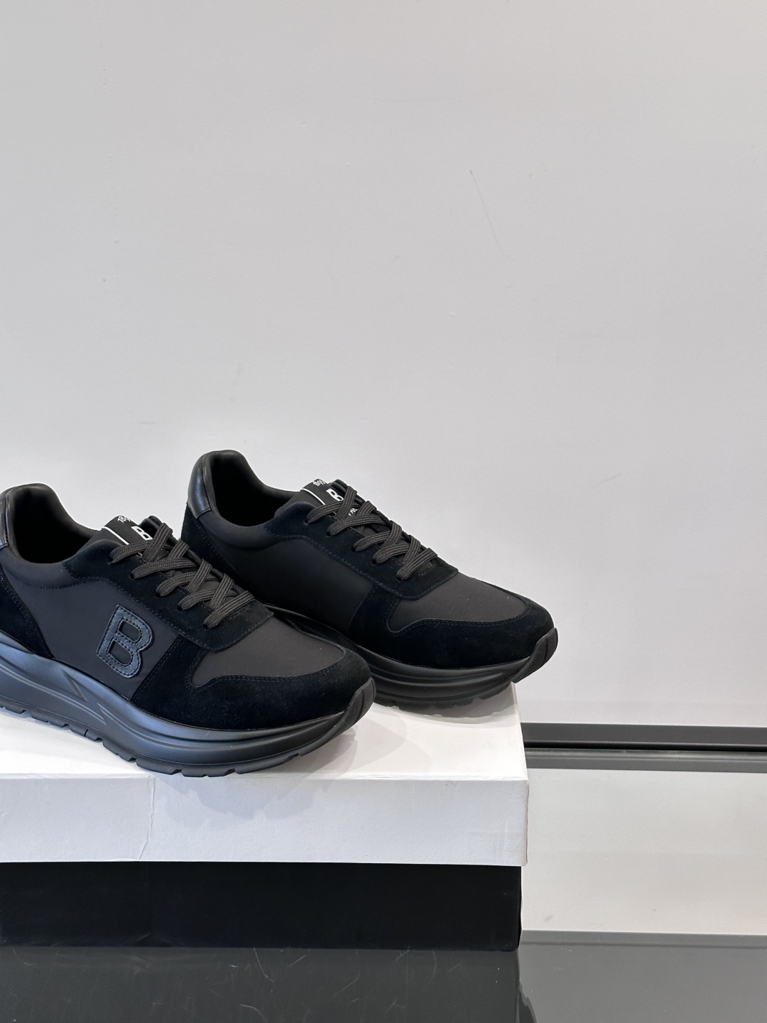 Berluti/布鲁提 低帮休闲运动鞋，这款百搭的低帮运动鞋鞋面采用进口牛皮打造，外侧饰有scritto