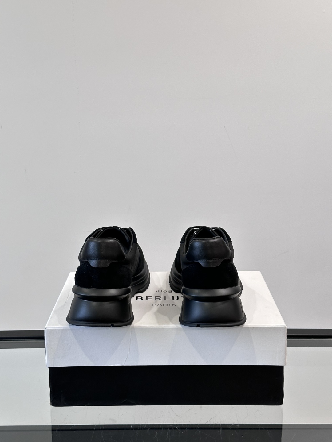 Berluti/布鲁提 低帮休闲运动鞋，这款百搭的低帮运动鞋鞋面采用进口牛皮打造，外侧饰有scritto